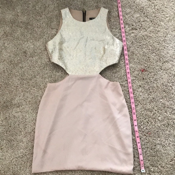 Short formal dress with cutouts on side • Naven - Picture 2 of 8